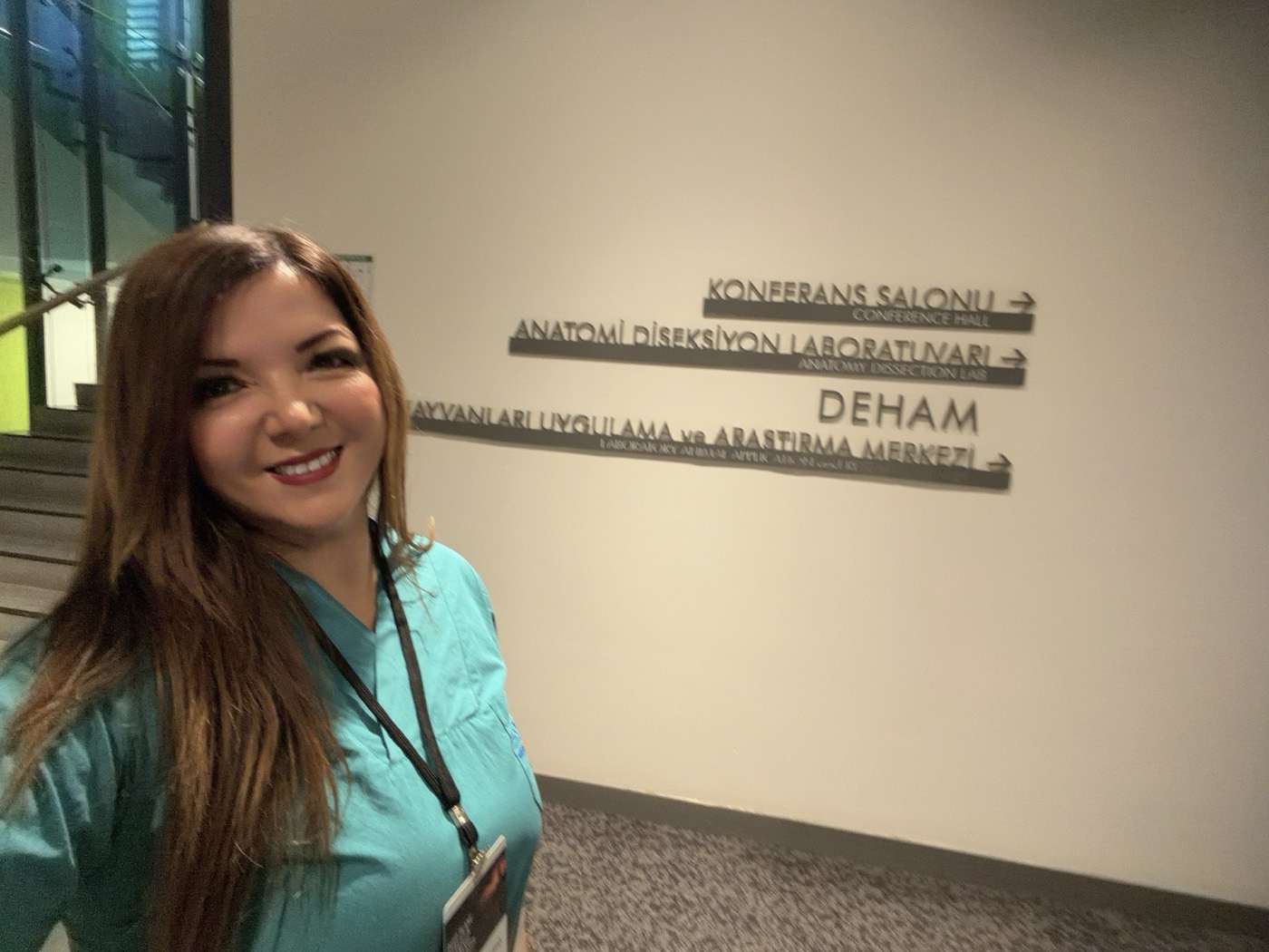 La Dra. Dennisse Arroyo en el laboratorio de disección anatómica DEHAM, Estambul, Turquía
