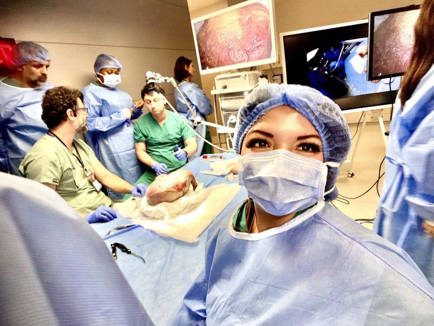 La Dra. Dennisse Arroyo en el laboratorio de anatomía DEHAM de la Universidad Acıbadem, Estambul