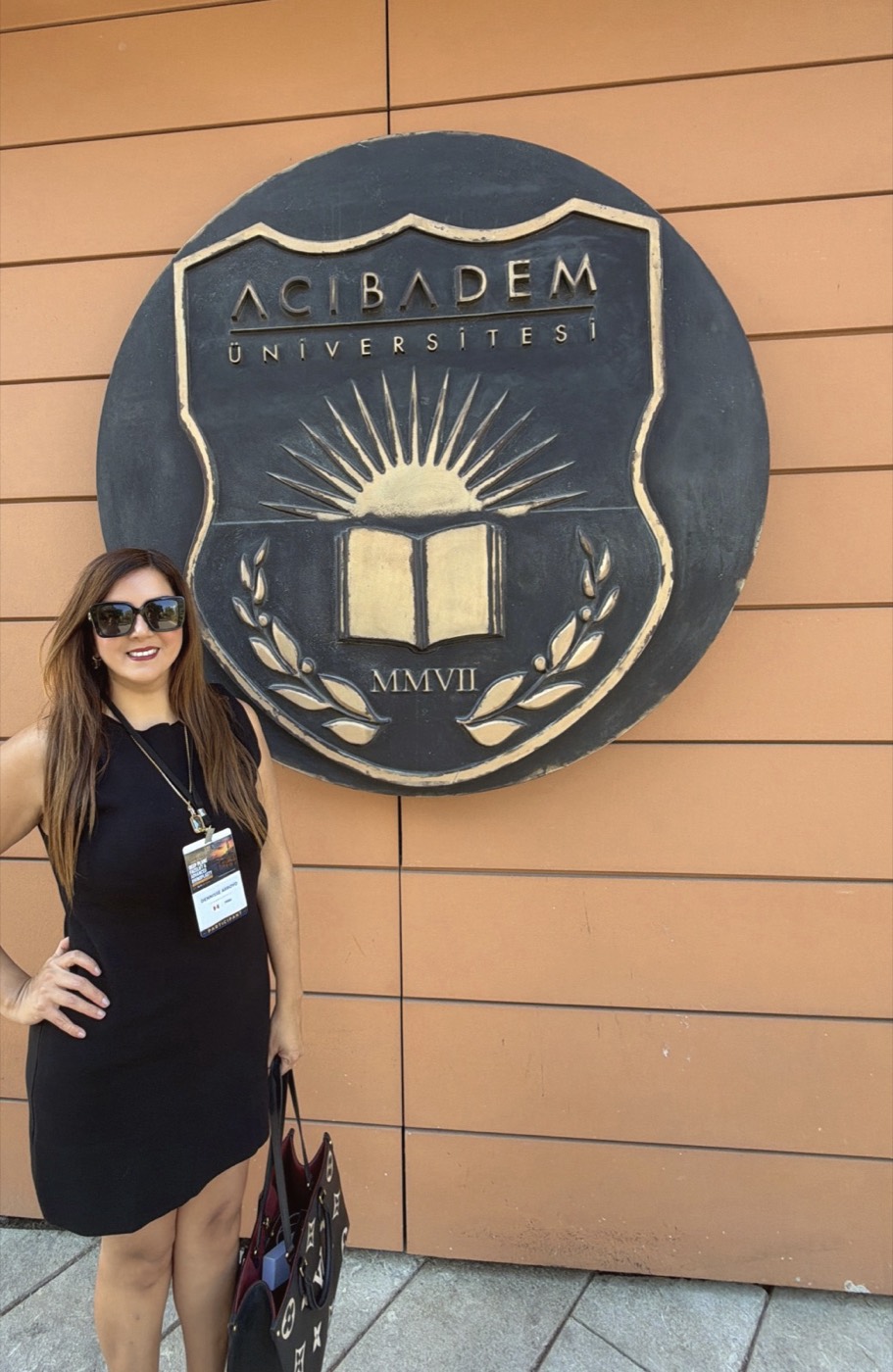 La Dra. Dennisse Arroyo en la Universidad Acıbadem de Estambul, Turquía